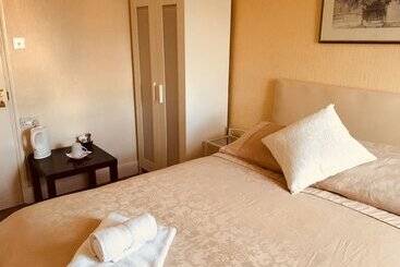 تختخواب و صبحانه Bentons Guest House