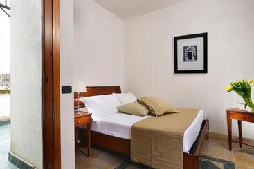 בית מלון כפרי Roma Resort Termini