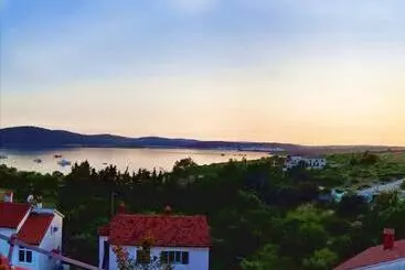 هتل Apartments Snjezana