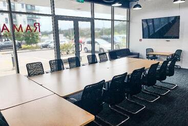 בית מלון כפרי Ramada Suites By Wyndham Albany