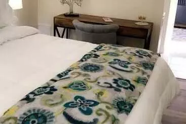 Ramada By Wyndham West Edmonton Hotel & Suites