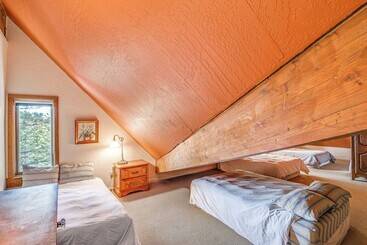 کلبه Grand Mountain Chalet W/ Hot Tub & Mountain Views