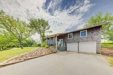 Vakantiehuisje Lecompton Home W/ Private Pond & Fire Pit!