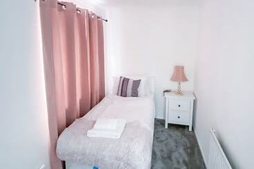 דירת נופש 3br Sleeps5 Parking Neartrainstation