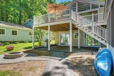 Mökkimajoitus 7 Mi To Hiking: Waterfront Long Pond Gem!