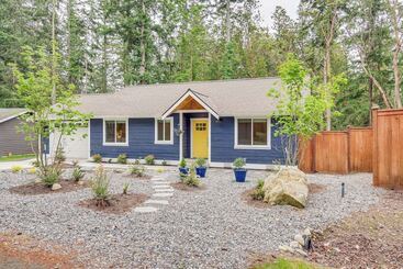 Cabane Freeland Retreat Deck, Fire Pit & Beach Access!