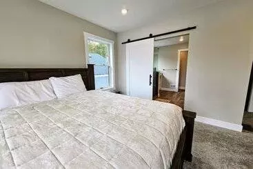 کلبه Lakeside Serenity By Avantstay Lakefront, Newly Built, Deck W/ Views!