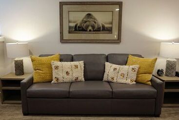 تختخواب و صبحانه Huff House Inn And Cabins