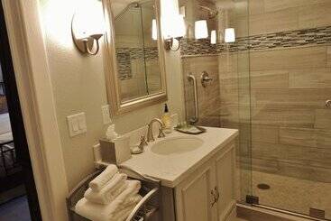 تختخواب و صبحانه Huff House Inn And Cabins