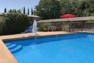 汽车旅馆  Red Bluff Inn