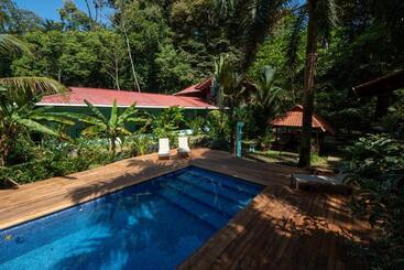 هتل The Monkey Bowl Boutique Skate