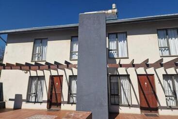 Pensió Imvunge Villa & Venue