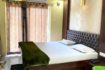 Goroomgo Hotel Arya Palace Puri Near Sea Beach Luxury And Spacious Room With Parking Facilities