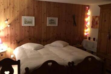 تختخواب و صبحانه La Bergerie   Chalet Alice