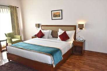 Hotel Misty Oaks Resorts