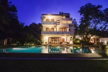 Pensió Arahtis Lake Villa
