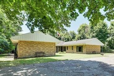 Landhus Peaceful Coshocton Home W/ Grills & Spacious Yard