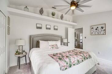 Dom wiejski Dog Friendly Sebastian Home ~ 9 Mi To Beaches!