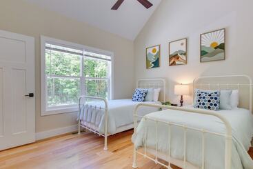 بيت ريفى Modern Hendersonville Home: Deck & Mountain Views!