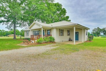 Mökkimajoitus Pet Friendly Ecru Home: Patio & Yard, Near Hiking