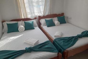 تختخواب و صبحانه She Goes Apartments