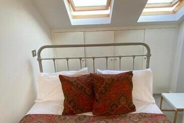 بنسيون Entire House Wimbledon Lodge