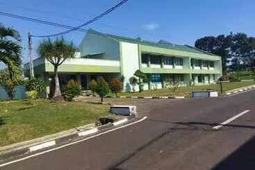 ホテル Gatsu Resort Redpartner At Karangploso