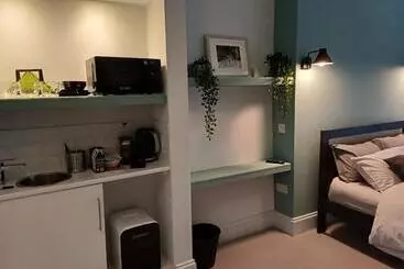 Majatalo Crescent House