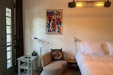 تختخواب و صبحانه Garage Bnb