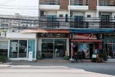 Hotelli Oyo 371 Sea Breeze Residence