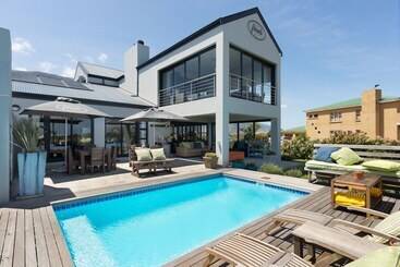 Bed and Breakfast Stay At Friends