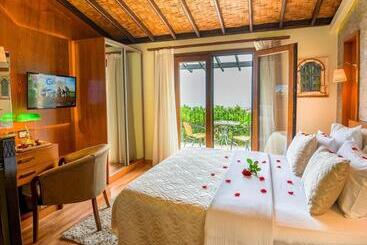 Отель Bellapais Gardens