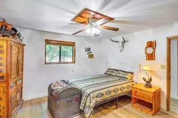 Mökkimajoitus Walk To Rainbow Lake: Cabin W/ Game Room & Yard