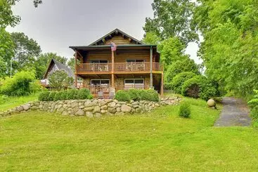 Gîte Rural Lakefront Jones Cabin W/ Private Dock & Game Room!