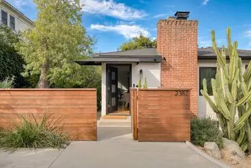 Mökkimajoitus Silver Screen By Avantstay Luxe Backyard Escape