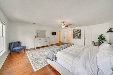 Сельский дом Spacious Home W/ Deck   Near San Antonio Aquarium!