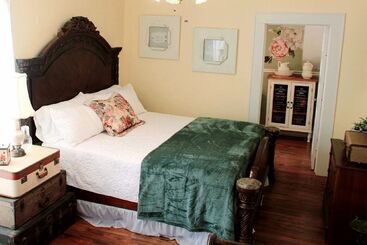 Benefield House Bed & Breakfast