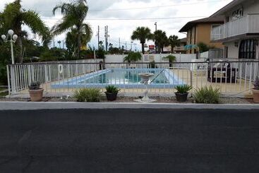 فندق على الطريق Maple Leaf Inn & Suites