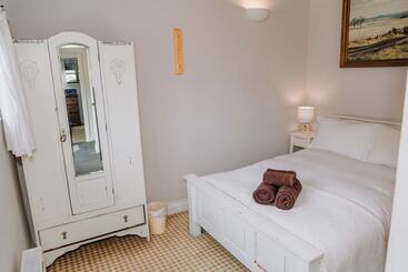 Отель Creeksea Place Barns