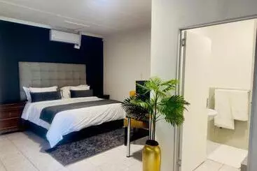 ペンション Room In Guest Room   Busa House Self Catering Guest House Caravan Park