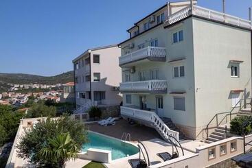 پانسیون Apartment With Pool Sunset Cove