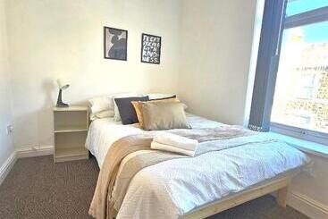펜션 Luxurious Guesthouse Accommodation For Professionals And Students Near Cardiff City Centre