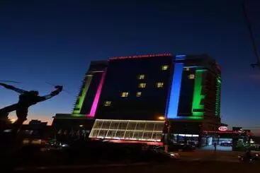 Holiday & Business Hotel   Em Frente Ao Centro De Eventos E Arena Conda