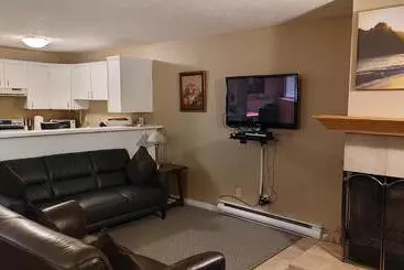 Akiskinook Lake Resort! 1 Bedroom Townhouse! Rent Monthly, Weekly, Private Entrance, Gas Bbq, Wi Fi