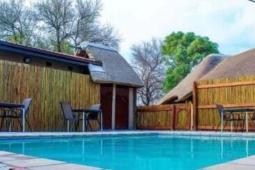 تختخواب و صبحانه Thomo S Inn Guest House