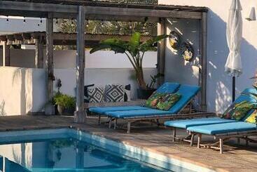 민박 One Thousand Waves