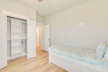 بيت ريفى Hot Tub + Bay Views: Beachfront Gilchrist Retreat