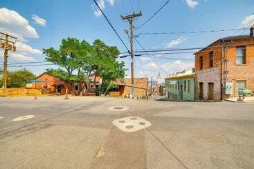 별장 Central Virginia City Home W/ Deck!