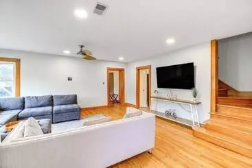 Mökkimajoitus Charming Damascus Retreat W/ Deck & Creek Views!