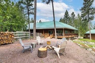 コテージ Home Near Glacier National Park W/ Hot Tub & Deck!